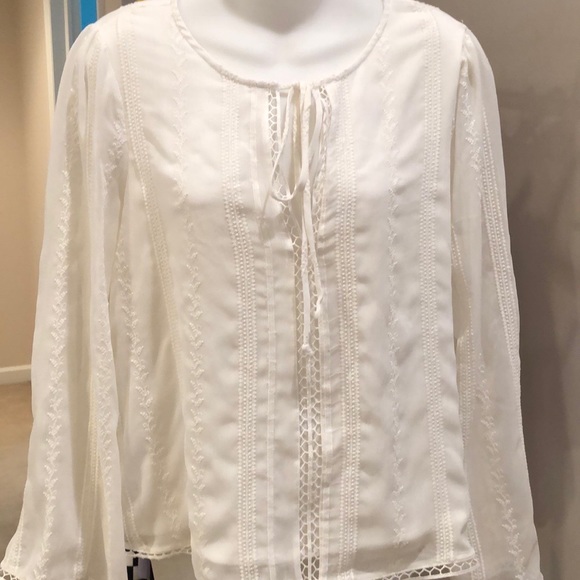 ASTR The Label White blouse sz medium. Beautiful embossing New w/o tags - Picture 1 of 8